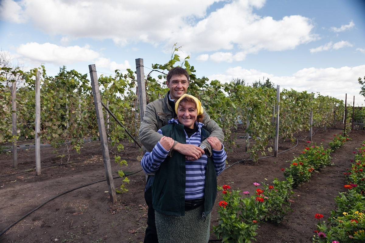 Deze boerin uit Oekraine met haar zoon leent bij Wakibi