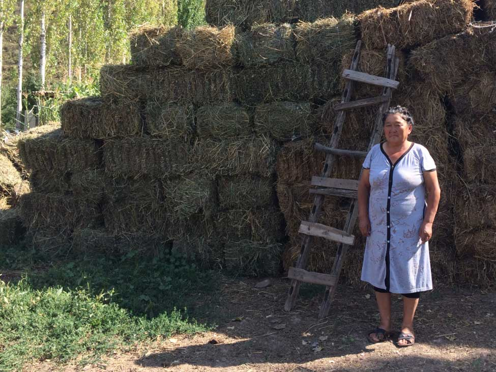 Zhumabubu uit Kirgizië kon dankzij haar eerste microkrediet kunstmest aanschaffen voor haar kleine boerenbedrijf