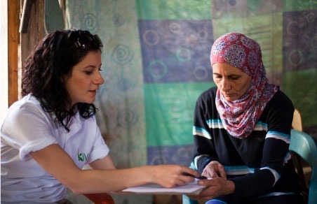 Najah praat met Rachel van Kiva (partner van Wakibi) over haar lening.