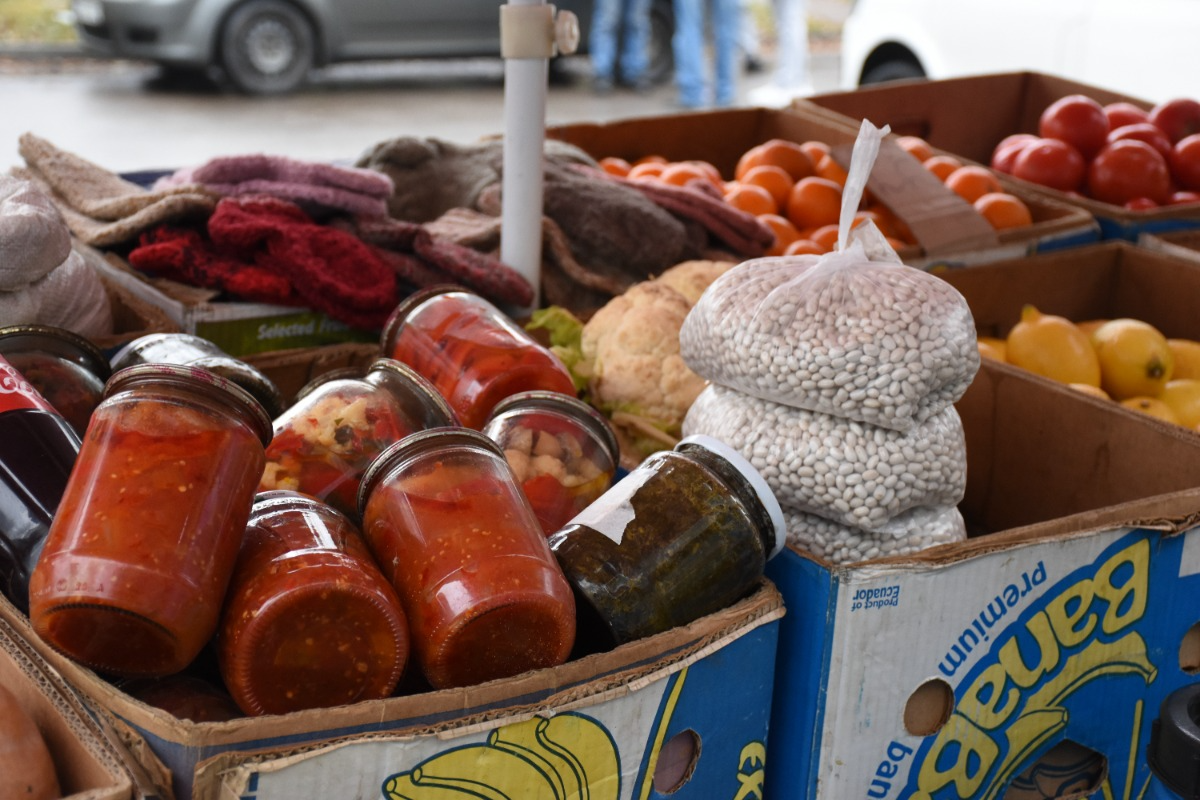 Ingemaakte groenten op de markt in Moldavië