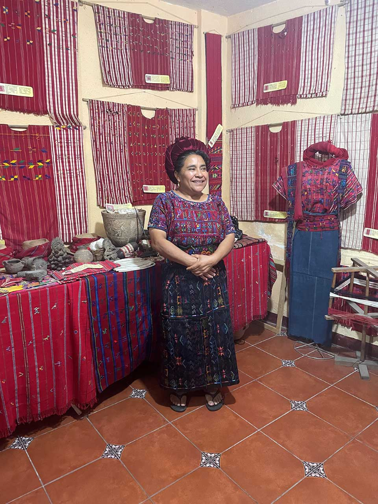 Op bezoek van Cumes die een winkel/museum heeft met allerlei, soms oude huipils, een traditioneel kledingstuk